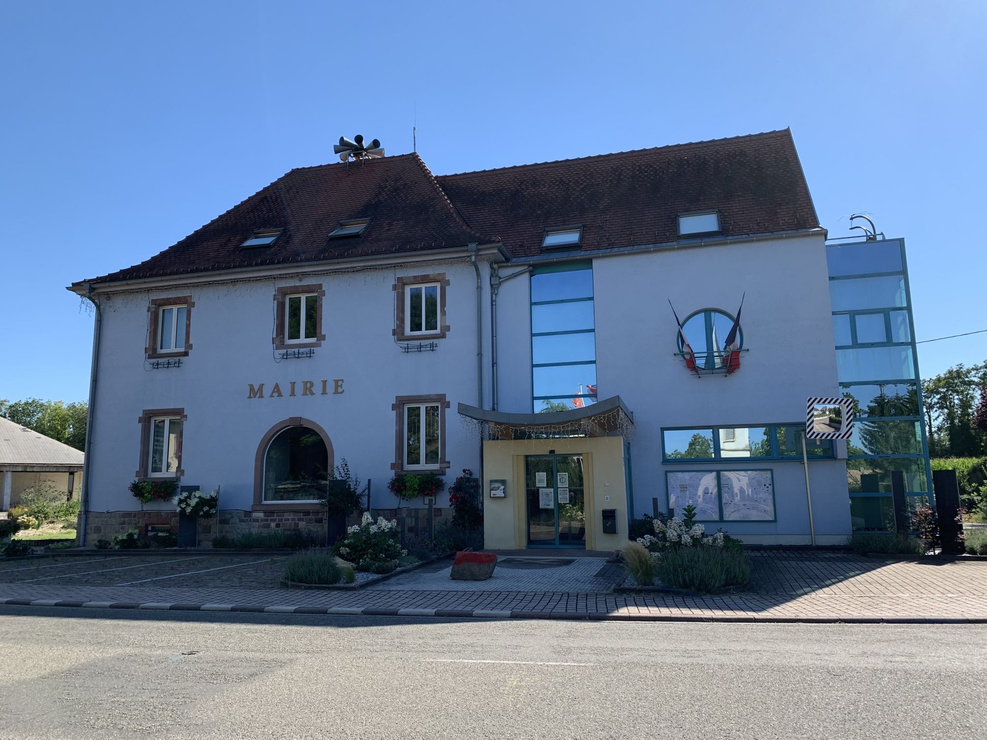 Façade de la mairie de Vogelgrun à l'ombre